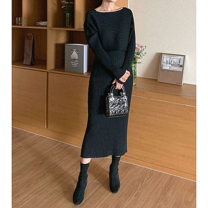 細節特寫：米色坑紋上衣肩位，手放腰側｜針織吊帶V領連身裙兩件套（第 37 張）