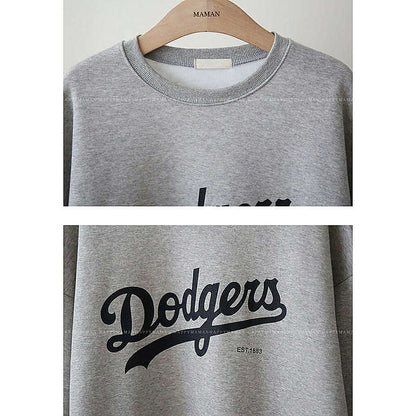 兩格拼圖，淺灰 Dodgers 連身裙圓領與胸前字樣近鏡，木衣架白底｜舒適簡約燙印內絨衛衣連身裙（第 18 張）