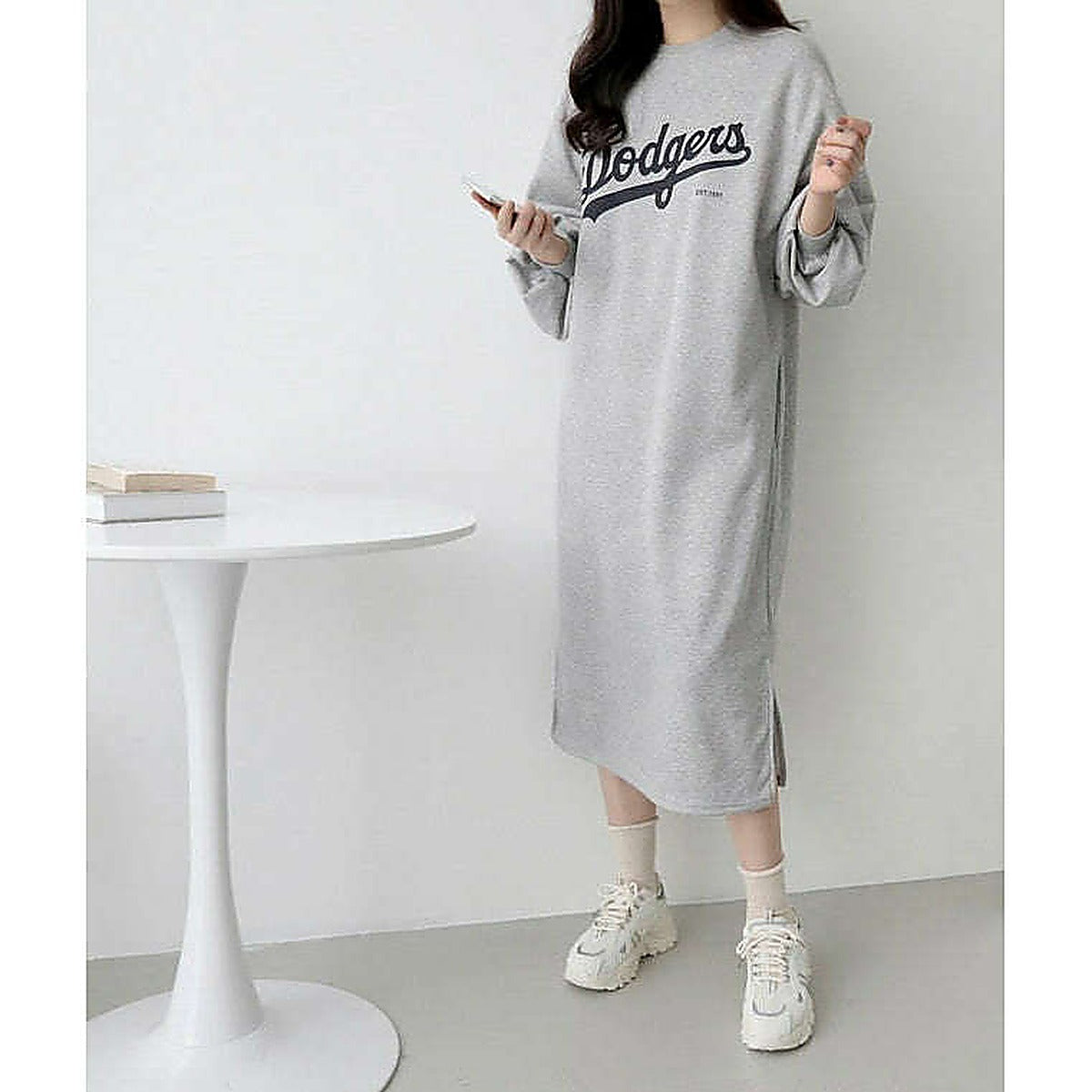 模特全身，淺灰 Dodgers 連身裙配白鞋，手勢比心，白底配白桌｜舒適簡約燙印內絨衛衣連身裙（第 8 張）