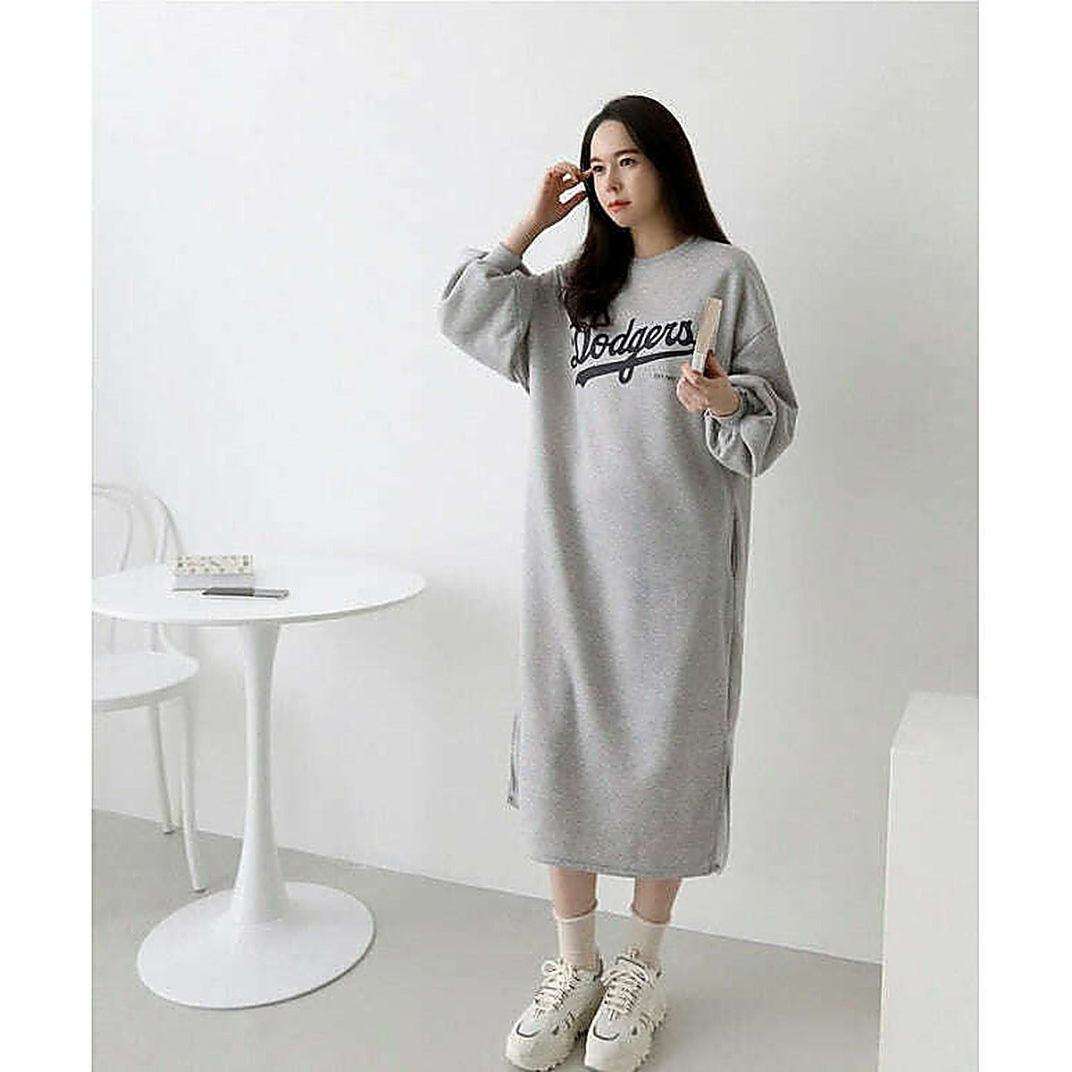 模特全身，淺灰 Dodgers 連身裙，手放頭旁，白底配白椅｜舒適簡約燙印內絨衛衣連身裙（第 9 張）