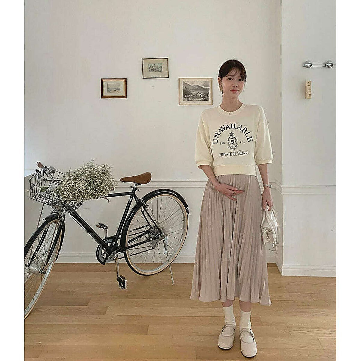 正面站姿，見裙長及膝下｜春季新款中袖印花百褶連身裙（第 12 張）