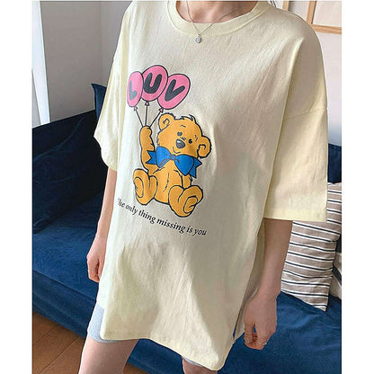 模特兒穿米白色熊仔印花寬版Tee，背面坐姿｜Balloon bear box tee