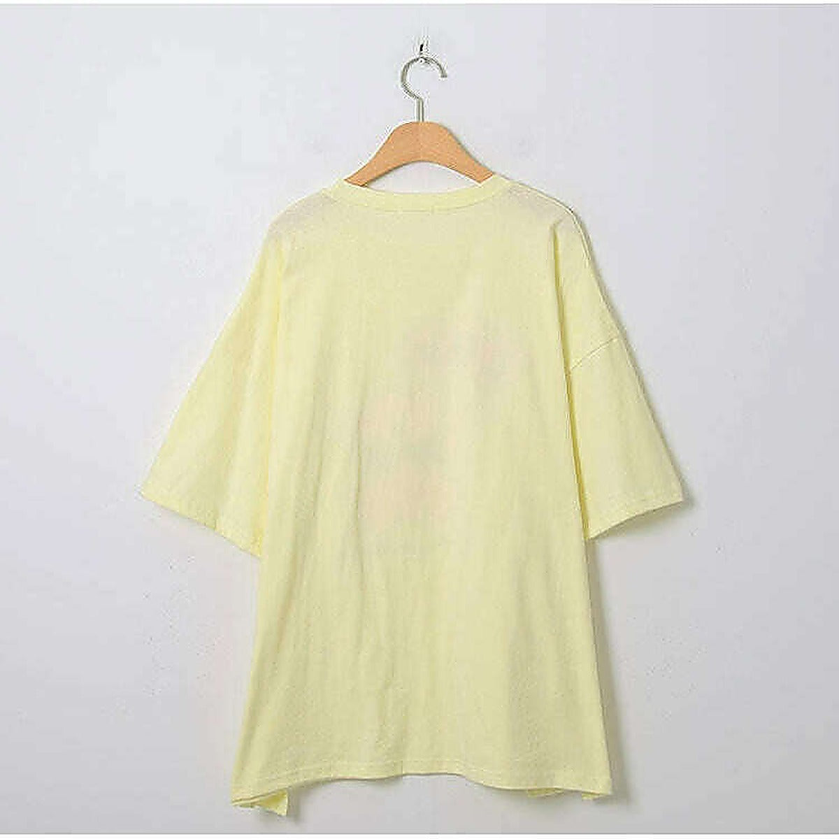 淺黃色寬鬆短袖上衣，圓領設計，掛於木衣架展示，純白背景｜Balloon bear box tee（第 359 張）