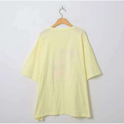 淺黃色寬鬆短袖上衣，圓領設計，掛於木衣架展示，純白背景｜Balloon bear box tee（第 359 張）