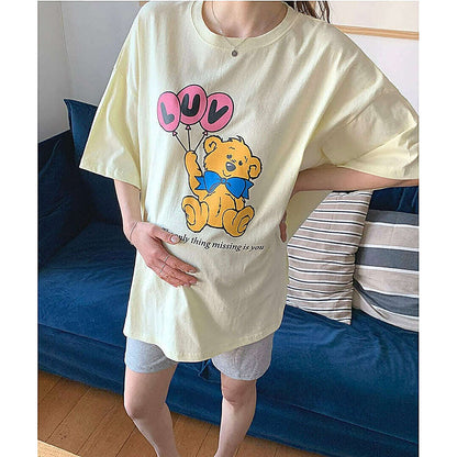 模特兒實穿黃色寬鬆Tee（氣球熊＋LOVE 印花），配灰色單車褲，室內坐位、手撫孕肚｜Balloon bear box tee（第 3 張）