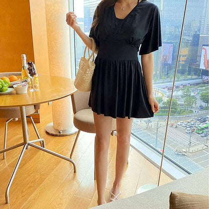 模特兒實穿黑色連身裙（附 HALFTERNECK SWIMMING SUIT 文字圖）｜翼袖掛頸假兩件孕婦泳衣（第 12 張）