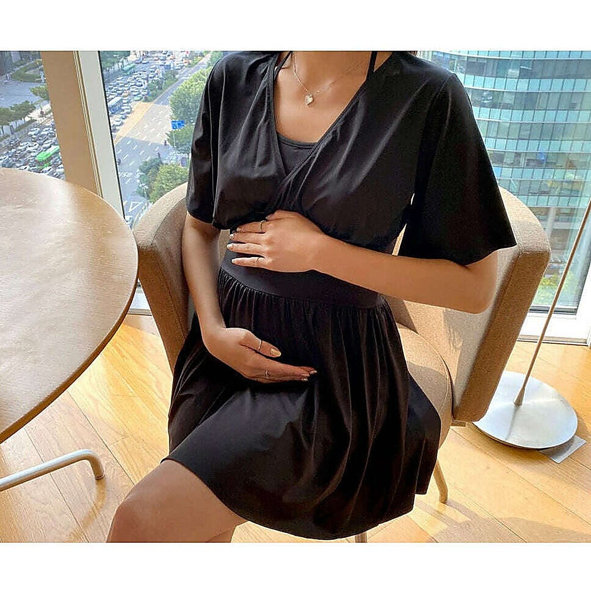 模特兒實穿黑色連身裙（附 HALFTERNECK SWIMMING SUIT 文字圖）｜翼袖掛頸假兩件孕婦泳衣（第 29 張）