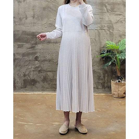 模特兒實穿白色長袖上衣配淺灰百褶連身長裙（高腰傘襬），石牆前全身｜高質長袖圓領百褶連身裙（第 1 張）