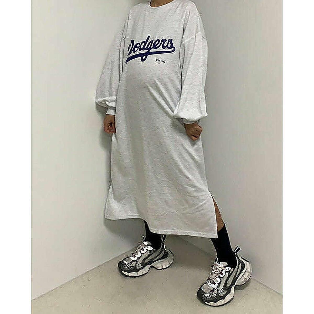 模特兒實穿白色長版 T 恤，站於鏡前配帽｜LA dodgers overfit ops（第 14 張）