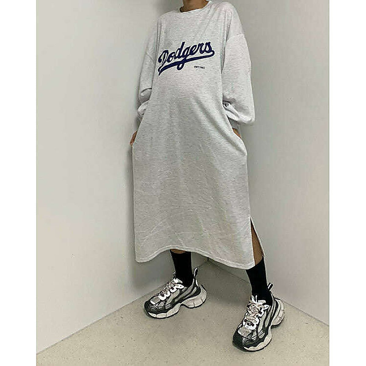 模特兒實穿白色長版 T 恤，站於鏡前配帽｜LA dodgers overfit ops（第 15 張）