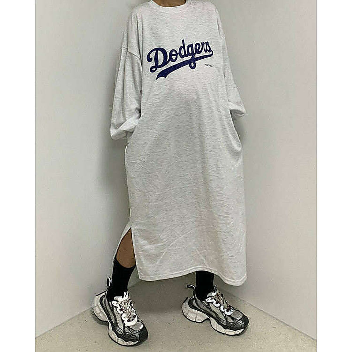 模特兒實穿白色長版 T 恤，站於鏡前配帽｜LA dodgers overfit ops（第 16 張）