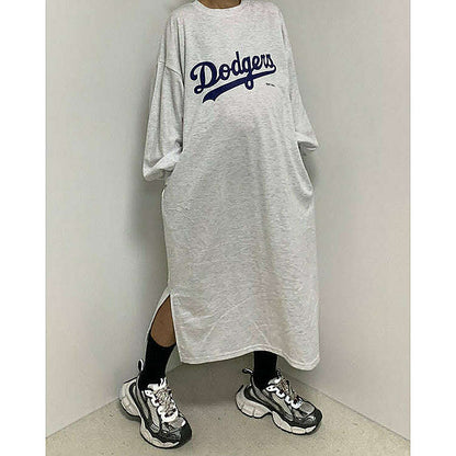 模特兒實穿白色長版 T 恤，站於鏡前配帽｜LA dodgers overfit ops（第 16 張）