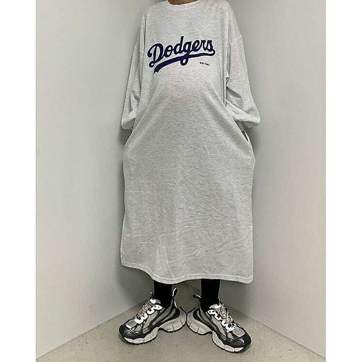 模特兒實穿白色長版 T 恤，站於鏡前配帽｜LA dodgers overfit ops（第 18 張）