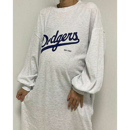 模特兒實穿白色長版 T 恤，站於鏡前配帽｜LA dodgers overfit ops（第 20 張）