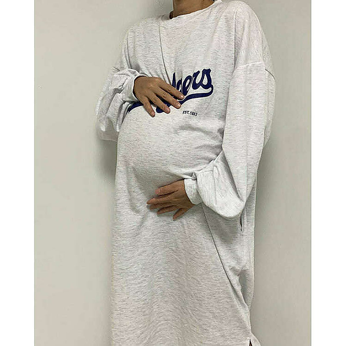 模特兒實穿白色長版 T 恤，站於鏡前配帽｜LA dodgers overfit ops（第 21 張）