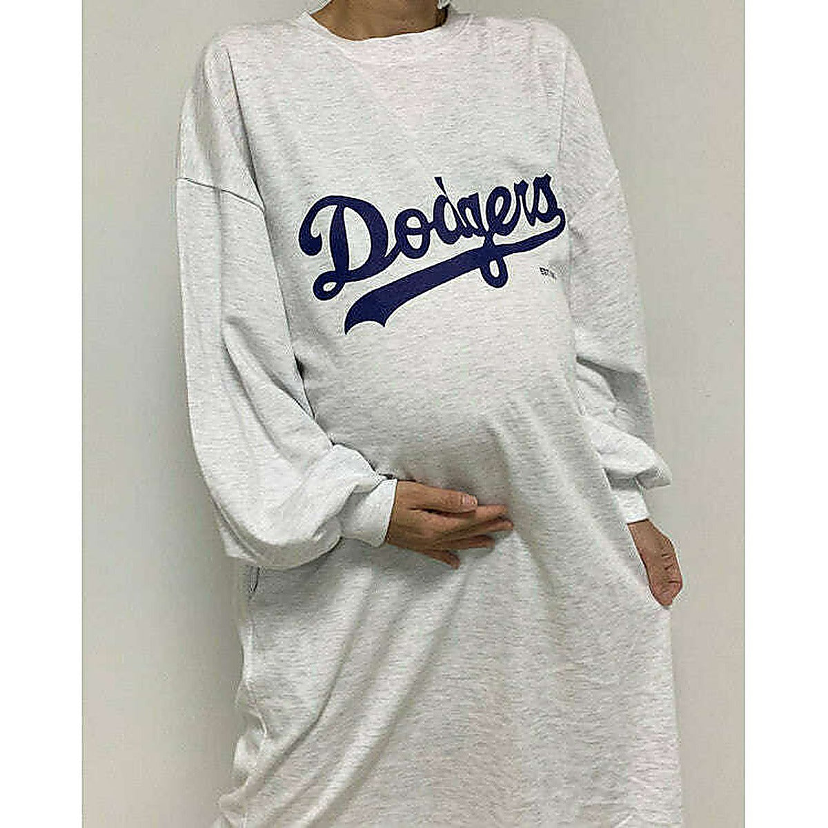 模特兒實穿白色長版 T 恤，站於鏡前配帽｜LA dodgers overfit ops（第 22 張）