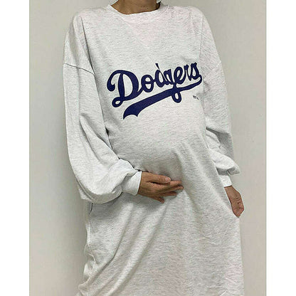 模特兒實穿白色長版 T 恤，站於鏡前配帽｜LA dodgers overfit ops（第 22 張）