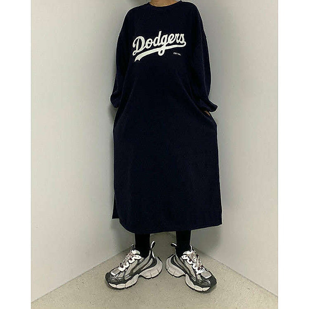 模特兒實穿白色長版 T 恤，站於鏡前配帽｜LA dodgers overfit ops（第 23 張）