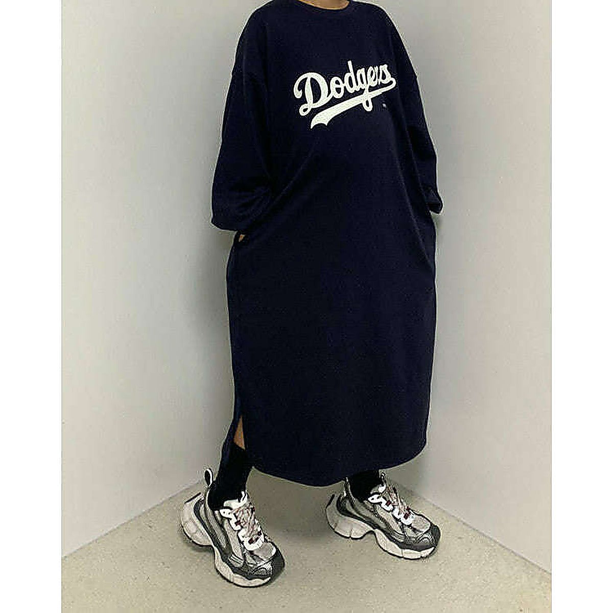 模特兒實穿白色長版 T 恤，站於鏡前配帽｜LA dodgers overfit ops（第 24 張）