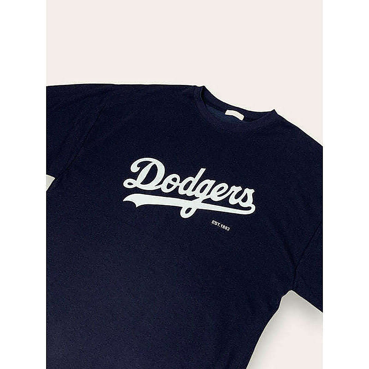 模特兒實穿白色長版 T 恤，站於鏡前配帽｜LA dodgers overfit ops（第 30 張）