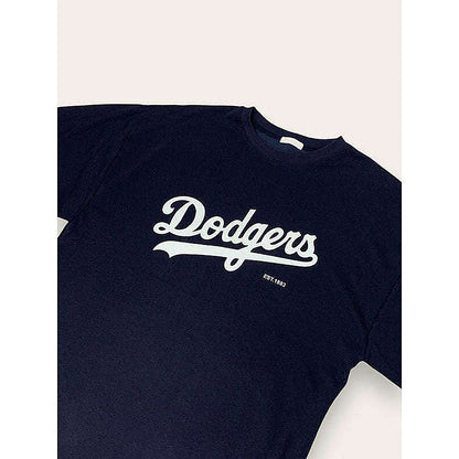 模特兒實穿白色長版 T 恤，站於鏡前配帽｜LA dodgers overfit ops（第 30 張）