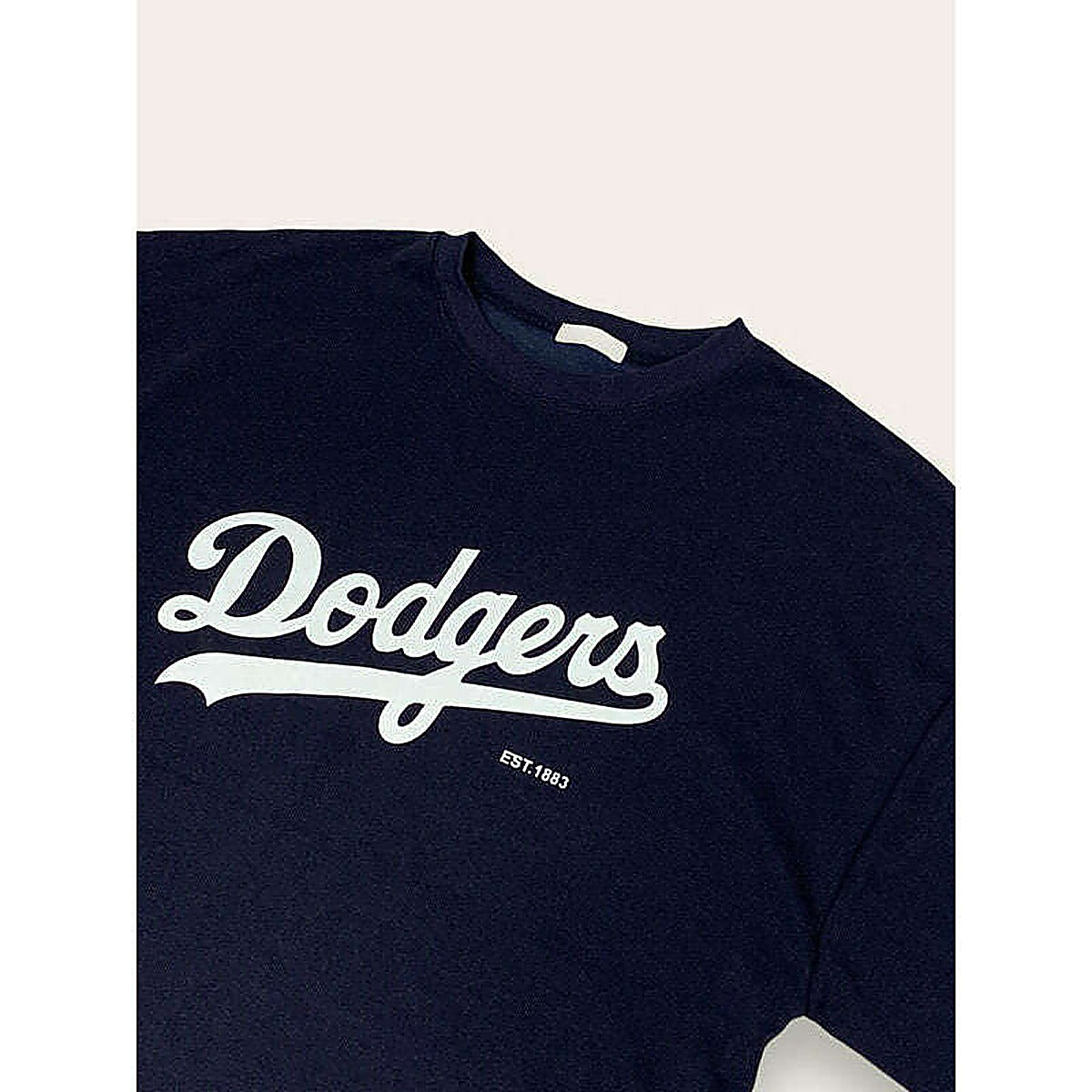 模特兒實穿白色長版 T 恤，站於鏡前配帽｜LA dodgers overfit ops（第 31 張）