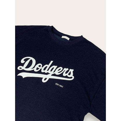 模特兒實穿白色長版 T 恤，站於鏡前配帽｜LA dodgers overfit ops（第 31 張）
