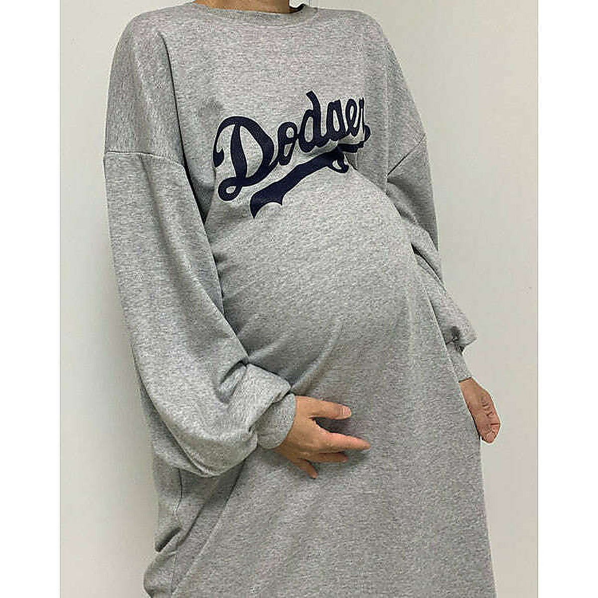 模特兒實穿白色長版 T 恤，站於鏡前配帽｜LA dodgers overfit ops（第 5 張）