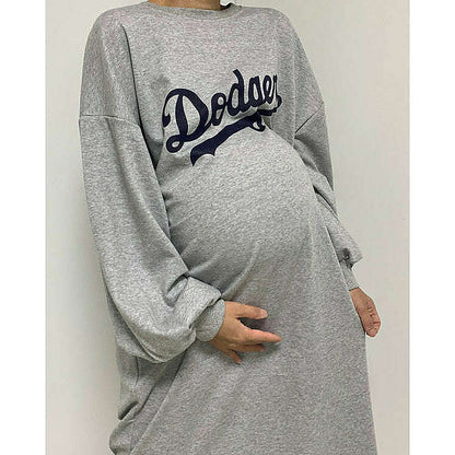 模特兒實穿白色長版 T 恤，站於鏡前配帽｜LA dodgers overfit ops（第 5 張）