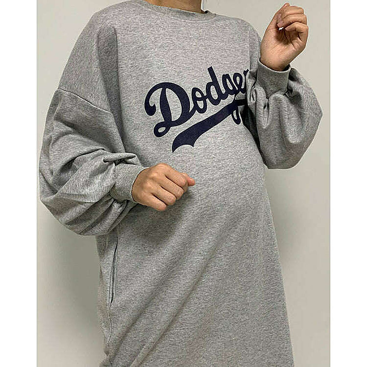 模特兒實穿白色長版 T 恤，站於鏡前配帽｜LA dodgers overfit ops（第 6 張）