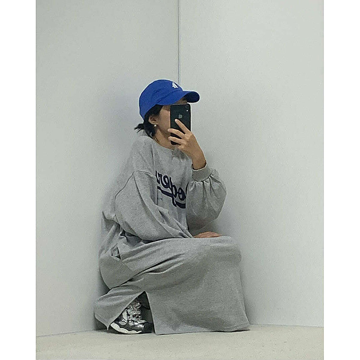 模特兒實穿白色長版 T 恤，站於鏡前配帽｜LA dodgers overfit ops（第 9 張）