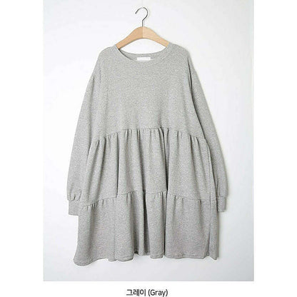 模特兒實穿灰色連身裙，坐於椅上｜純色寬鬆孕婦mini cancan dress（第 14 張）