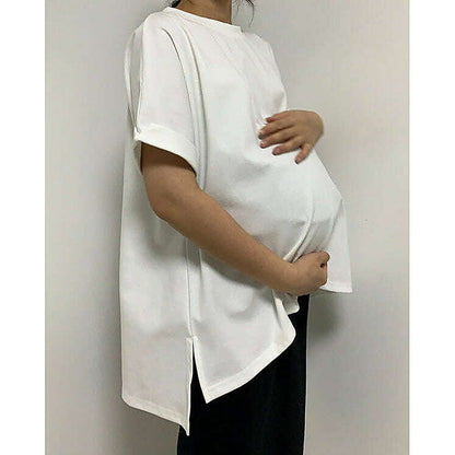 模特兒實穿白色 T 恤配黑色短褲，站於鏡前｜反袖A字寬鬆前短後長上衣（第 13 張）