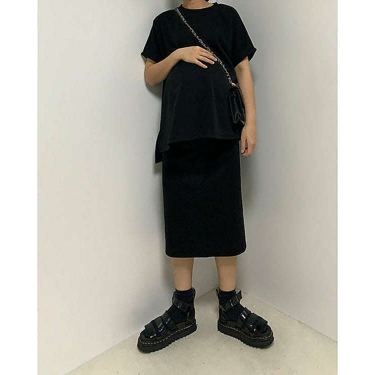 模特兒實穿白色 T 恤配黑色短褲，站於鏡前｜反袖A字寬鬆前短後長上衣（第 30 張）