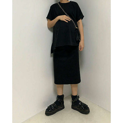 模特兒實穿白色 T 恤配黑色短褲，站於鏡前｜反袖A字寬鬆前短後長上衣（第 30 張）
