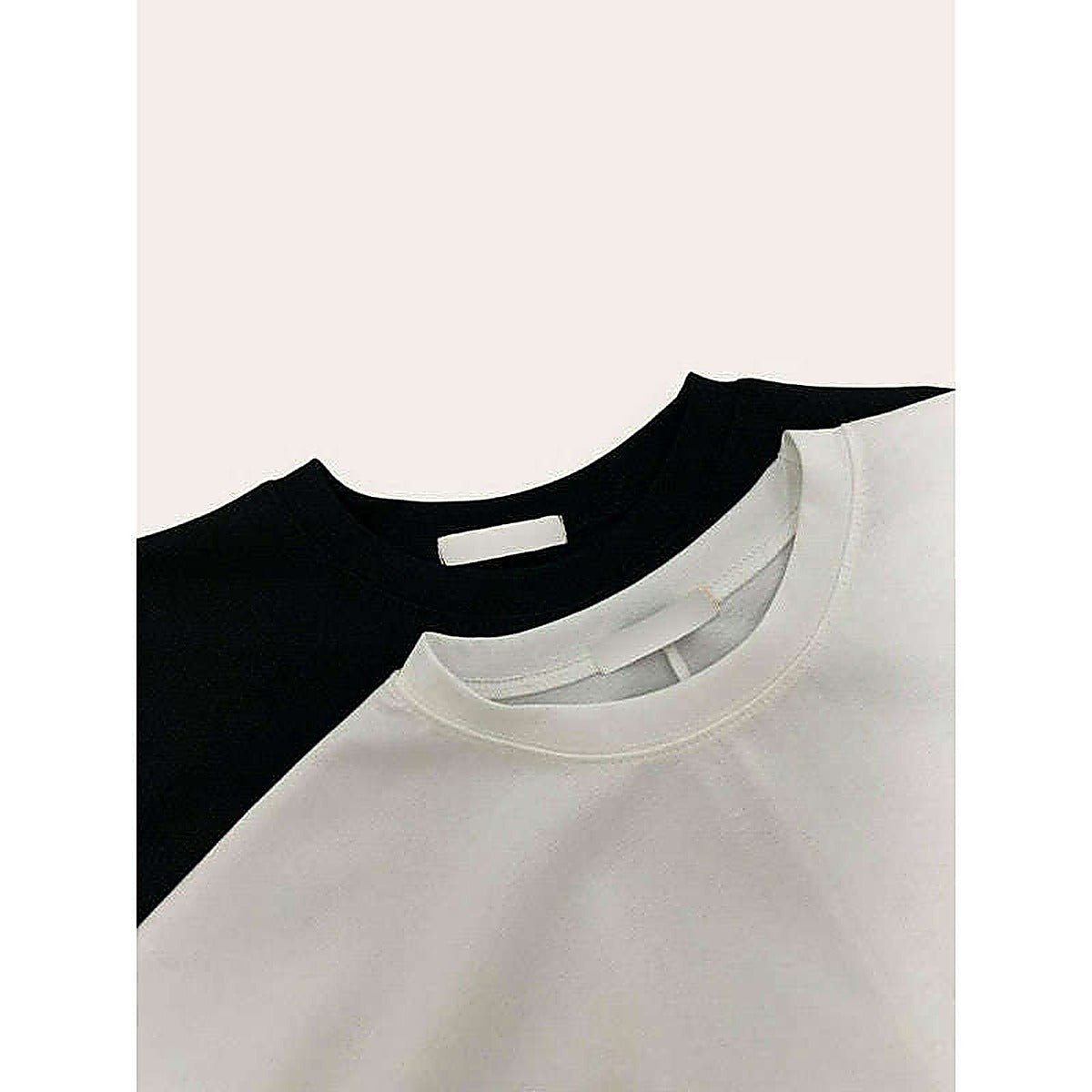 模特兒實穿白色 T 恤配黑色短褲，站於鏡前｜反袖A字寬鬆前短後長上衣（第 41 張）