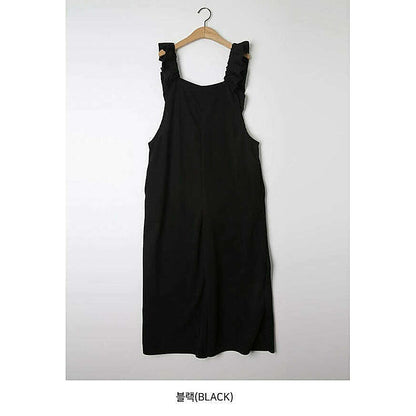 模特兒實穿黑色連身裙配白襯衫，站於鏡前｜孕婦荷葉肩帶Jumpsuit（第 24 張）