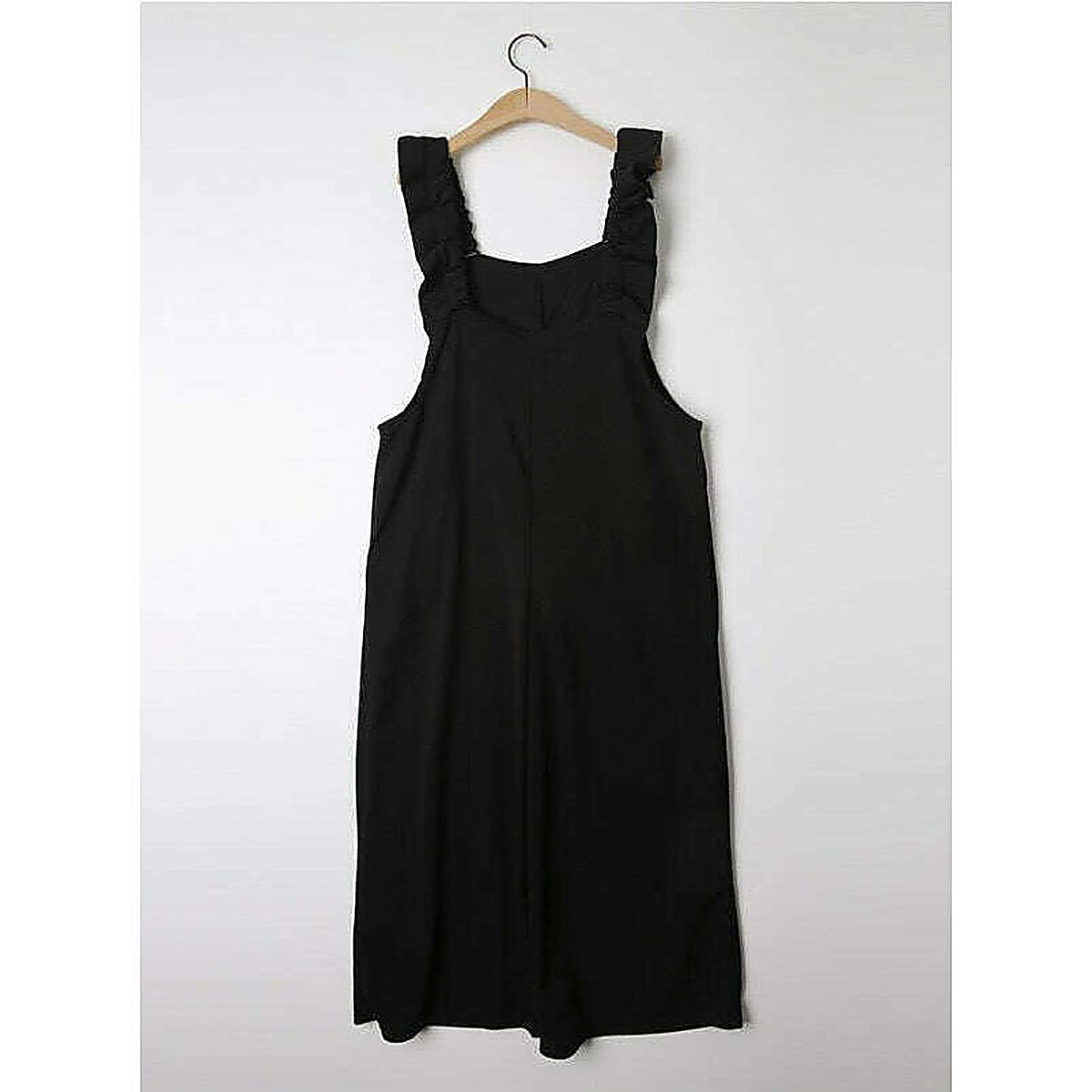 模特兒實穿黑色連身裙配白襯衫，站於鏡前｜孕婦荷葉肩帶Jumpsuit（第 25 張）