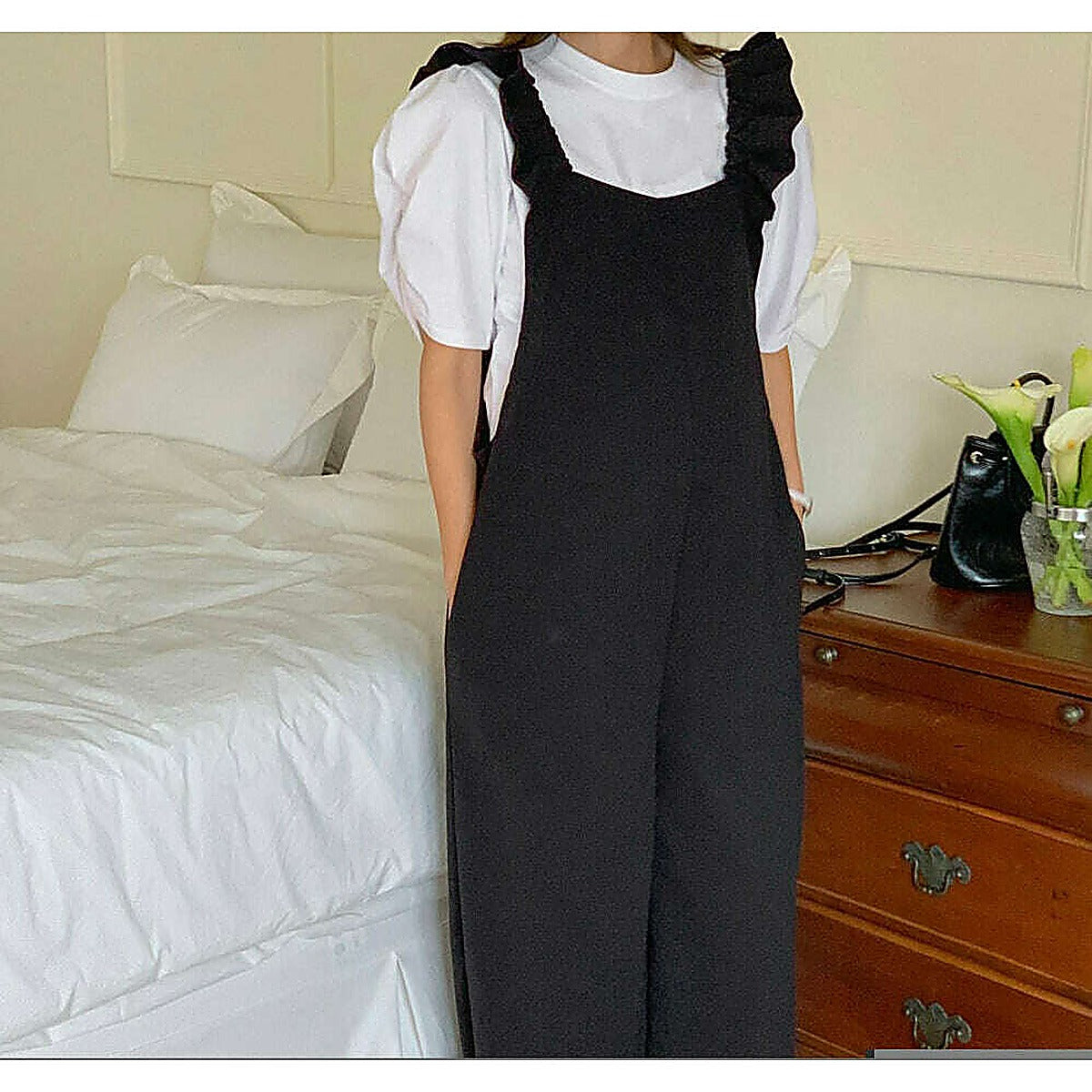 模特兒實穿黑色連身裙配白襯衫，站於鏡前｜孕婦荷葉肩帶Jumpsuit（第 3 張）