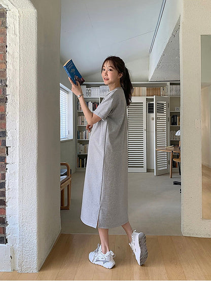 模特兒實穿淺灰色連身裙，側身手持書本｜圓領素色側開衩連身裙（第 2 張）