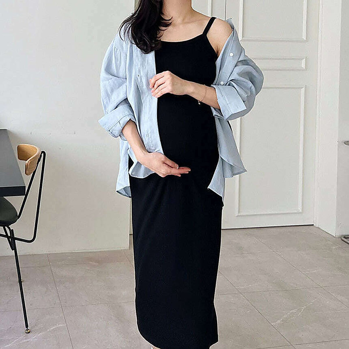 模特兒實穿米色長裙配白襯衫，站於鏡前｜春夏修身羅紋吊帶後開衩連身裙（第 10 張）