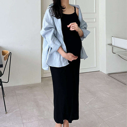 模特兒實穿米色長裙配白襯衫，站於鏡前｜春夏修身羅紋吊帶後開衩連身裙（第 11 張）
