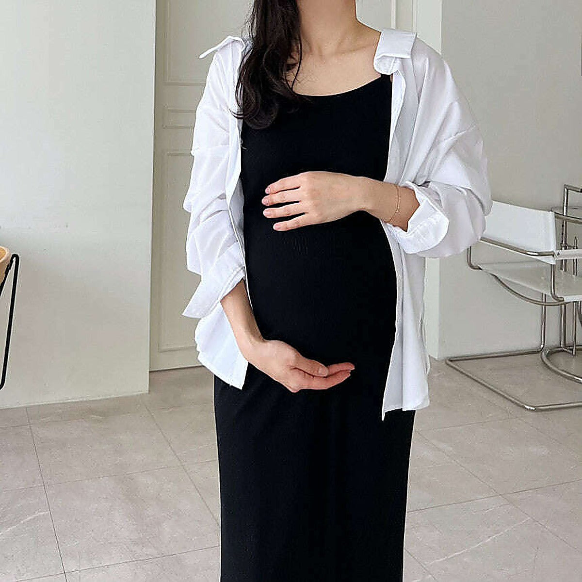 模特兒實穿米色長裙配白襯衫，站於鏡前｜春夏修身羅紋吊帶後開衩連身裙（第 24 張）