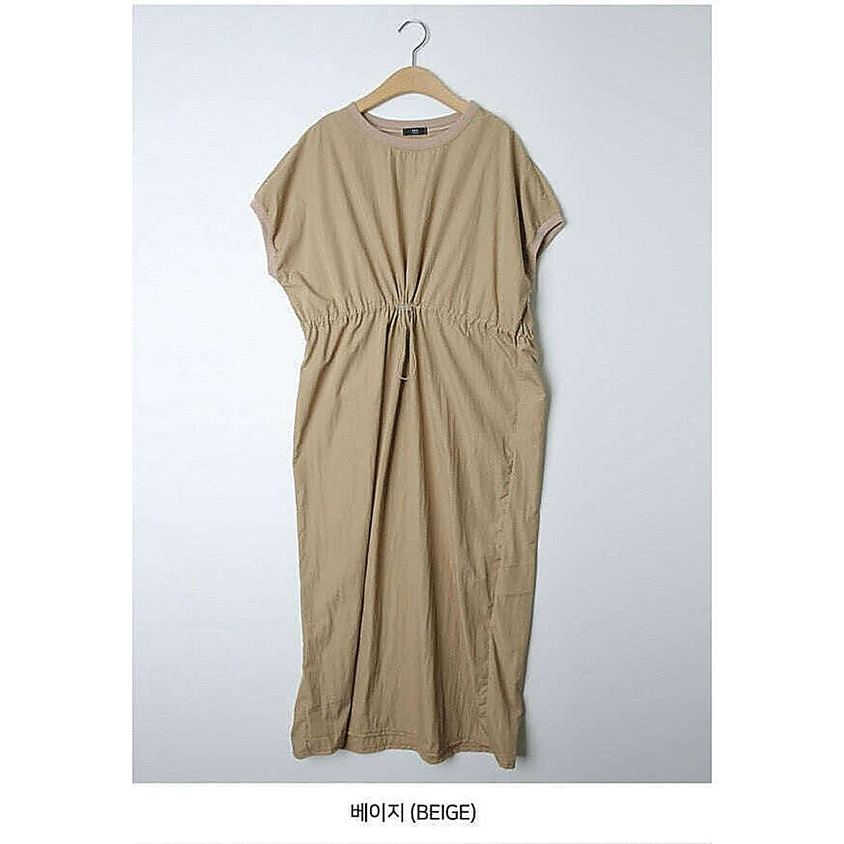 模特兒實穿深藍色連身裙，手持書本近鏡｜尼龍抽繩收腰連身裙（第 33 張）