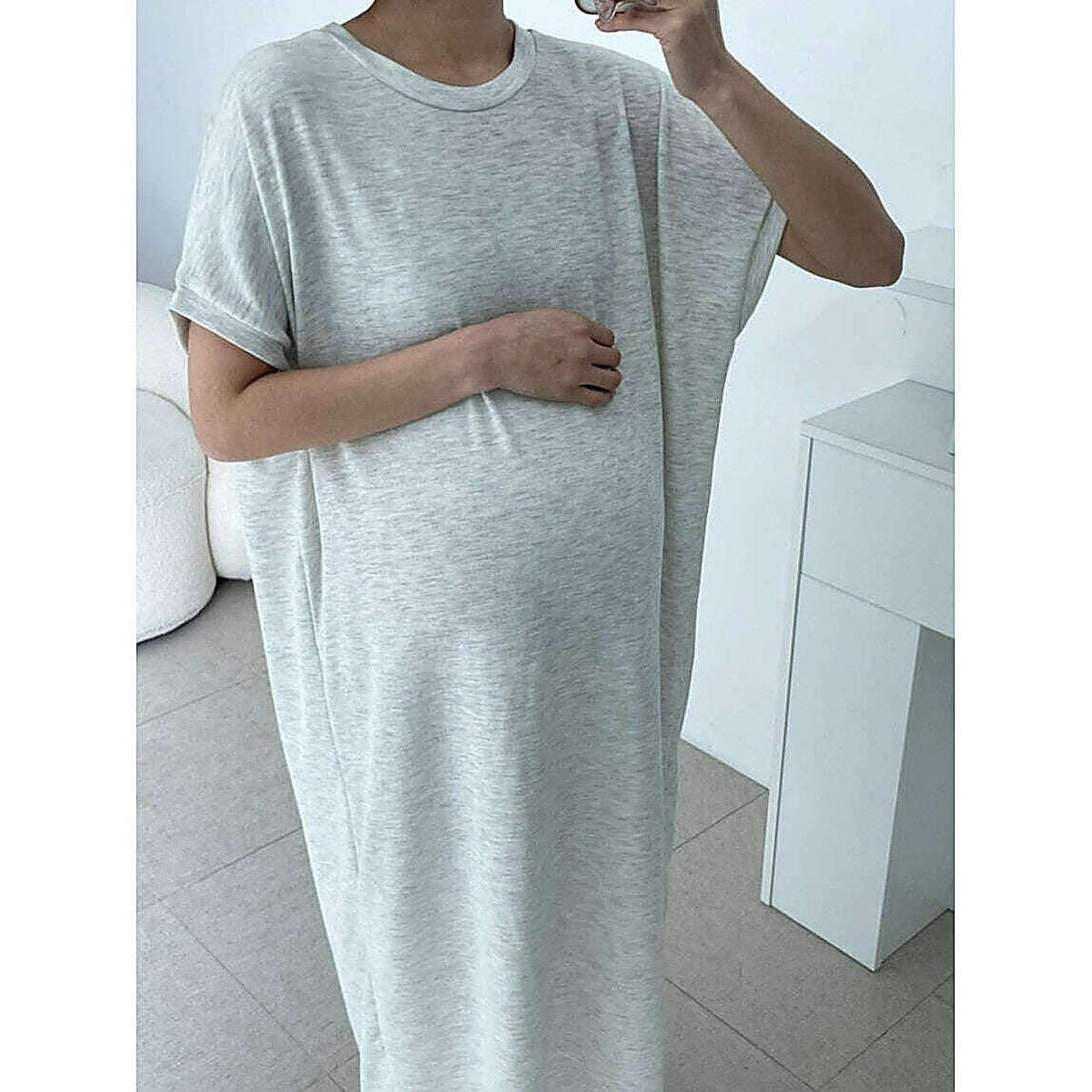 模特兒鏡前自拍實穿淺灰色寬鬆短袖連身長裙｜寬鬆大碼簡約連身裙（第 4 張）