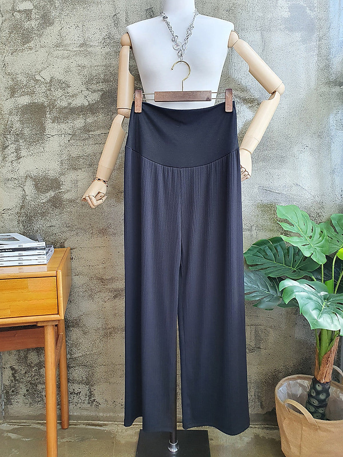 人台展示：深藍色長褲，側身｜孕婦夏季條紋舒適長褲（第 14 張）