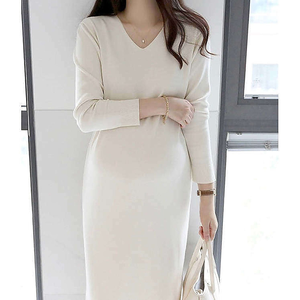模特兒實穿米白色長裙，站於鏡前手持外套｜Stella soft v-neck knit ops（第 1 張）