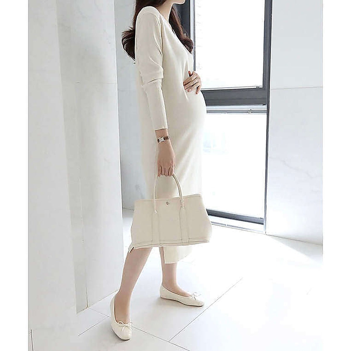 模特兒實穿米白色長裙，站於鏡前手持外套｜Stella soft v-neck knit ops（第 11 張）