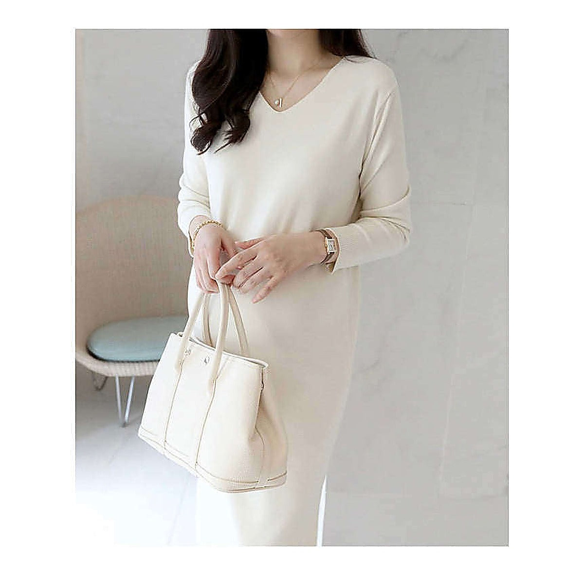 模特兒實穿米白色長裙，站於鏡前手持外套｜Stella soft v-neck knit ops（第 13 張）