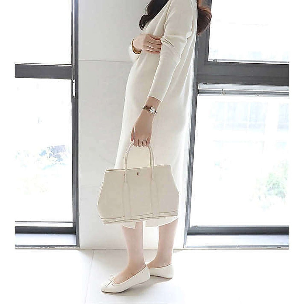 模特兒實穿米白色長裙，站於鏡前手持外套｜Stella soft v-neck knit ops（第 19 張）